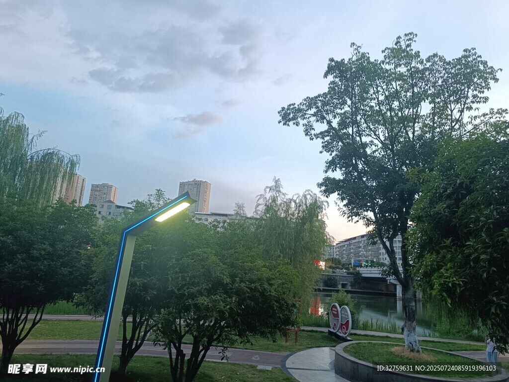 城市公园傍晚景致