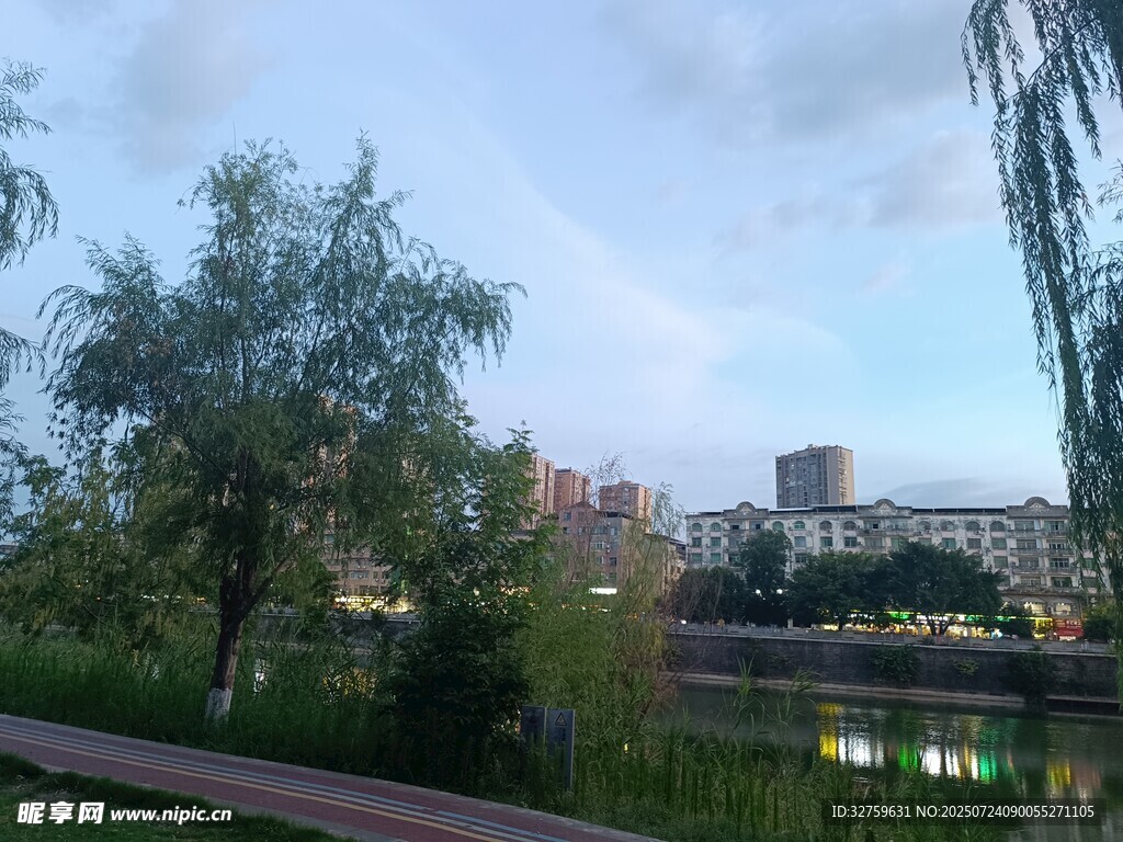 城市河畔风景