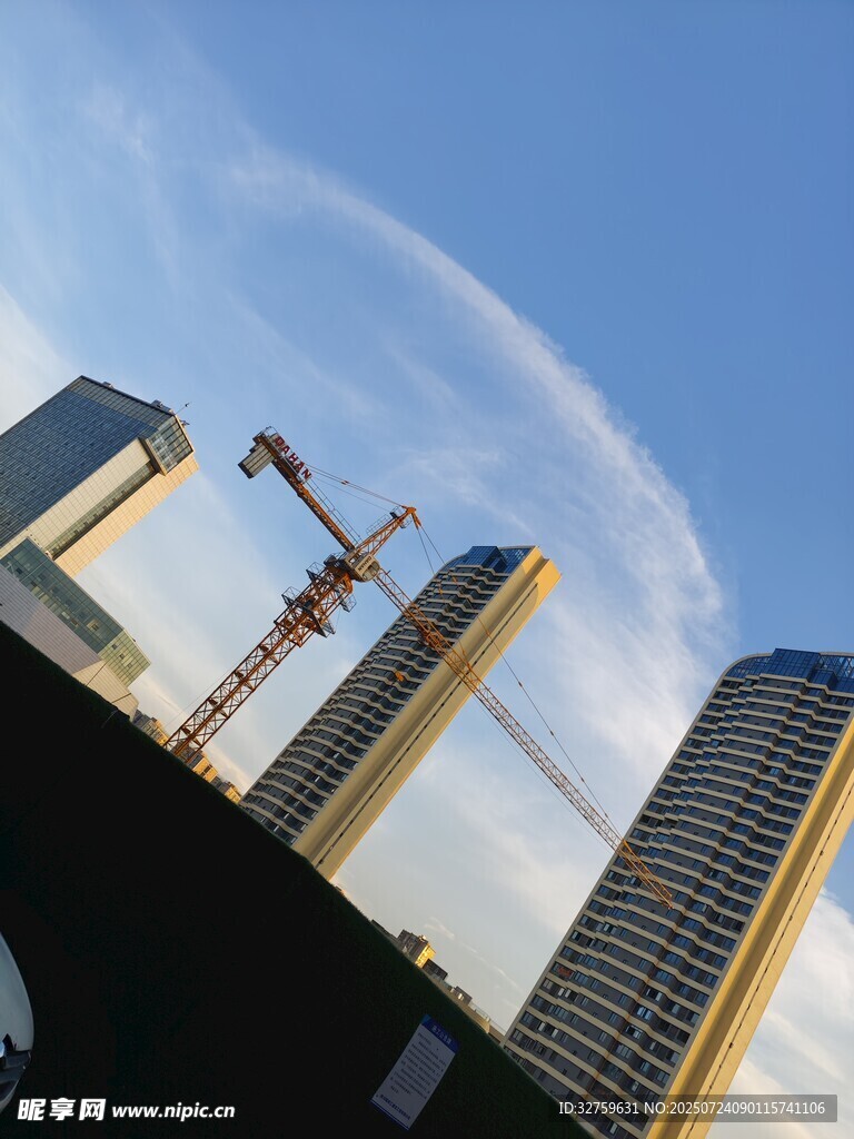 城市高楼与施工塔吊景观