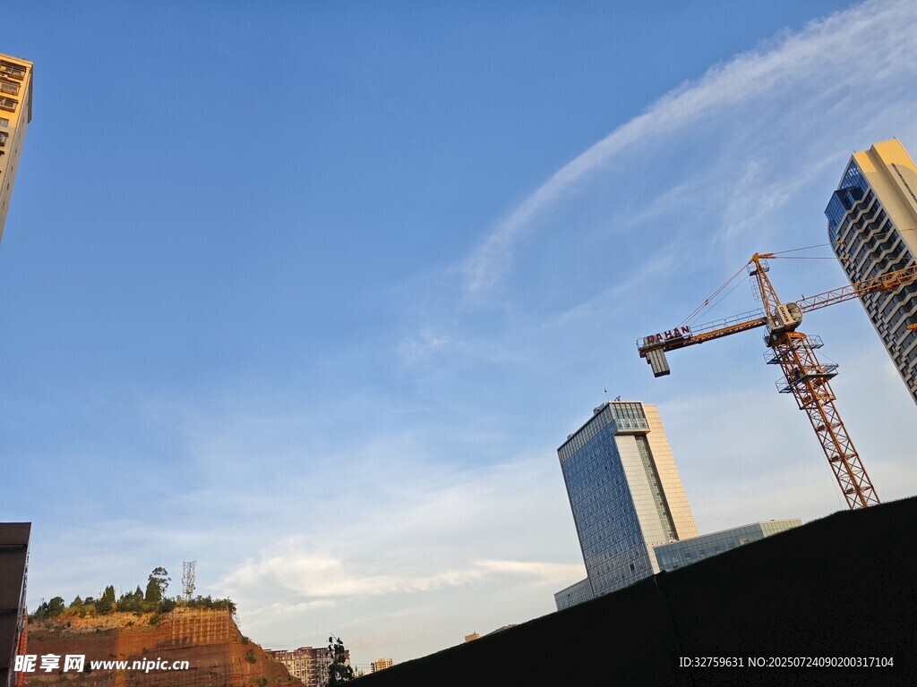 城市工地塔吊与建筑景观