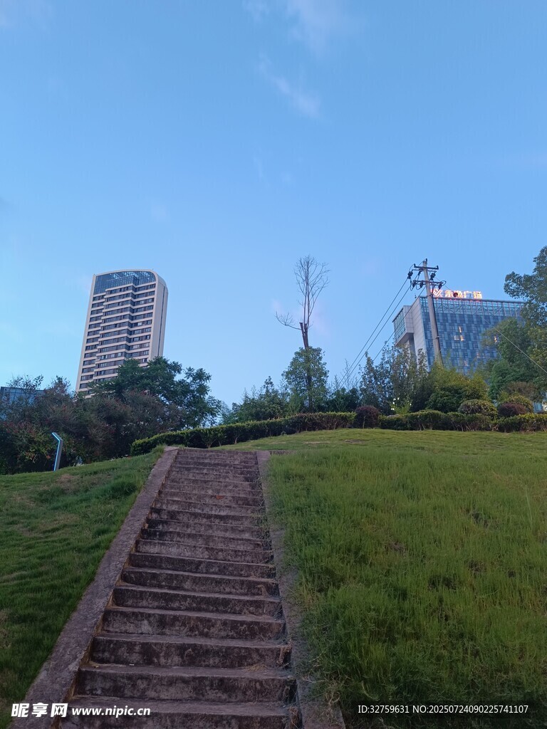 草地中的石阶与远处建筑