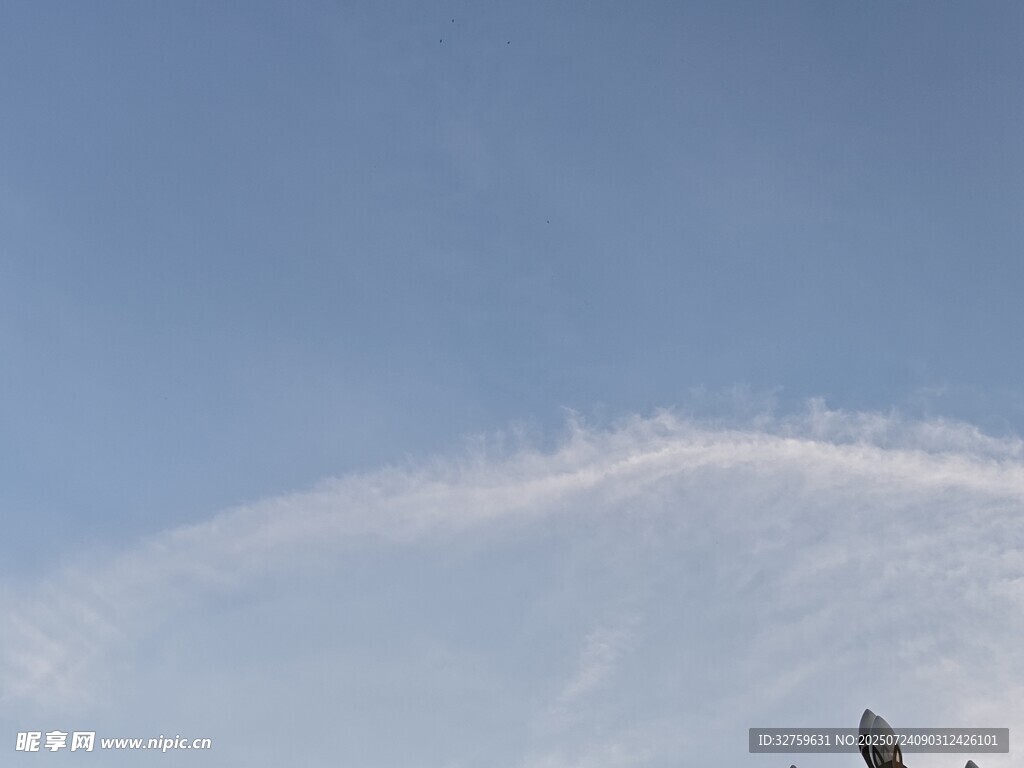 天空中的白色飞机尾迹