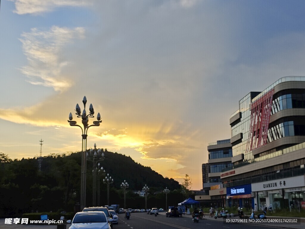 城市黄昏街景