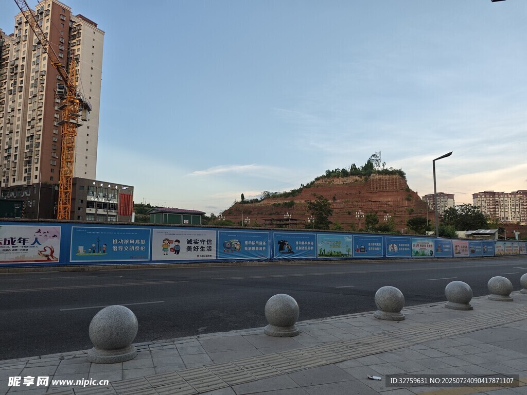 城市施工场景与周边建筑