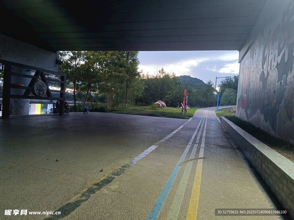 公路旁建筑与远山风景