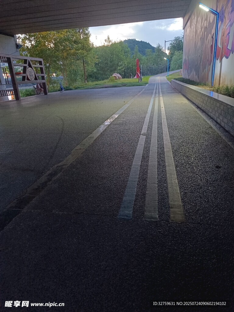 空旷道路下的桥洞场景