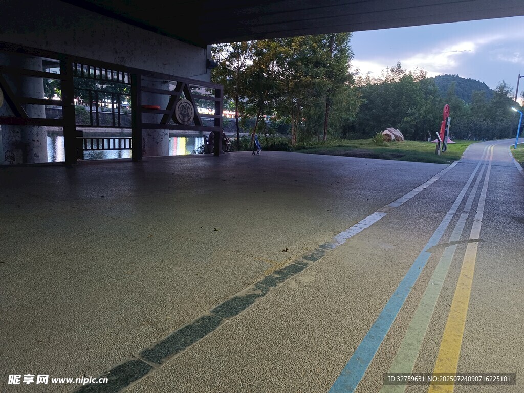 户外彩色标线的宽敞场地