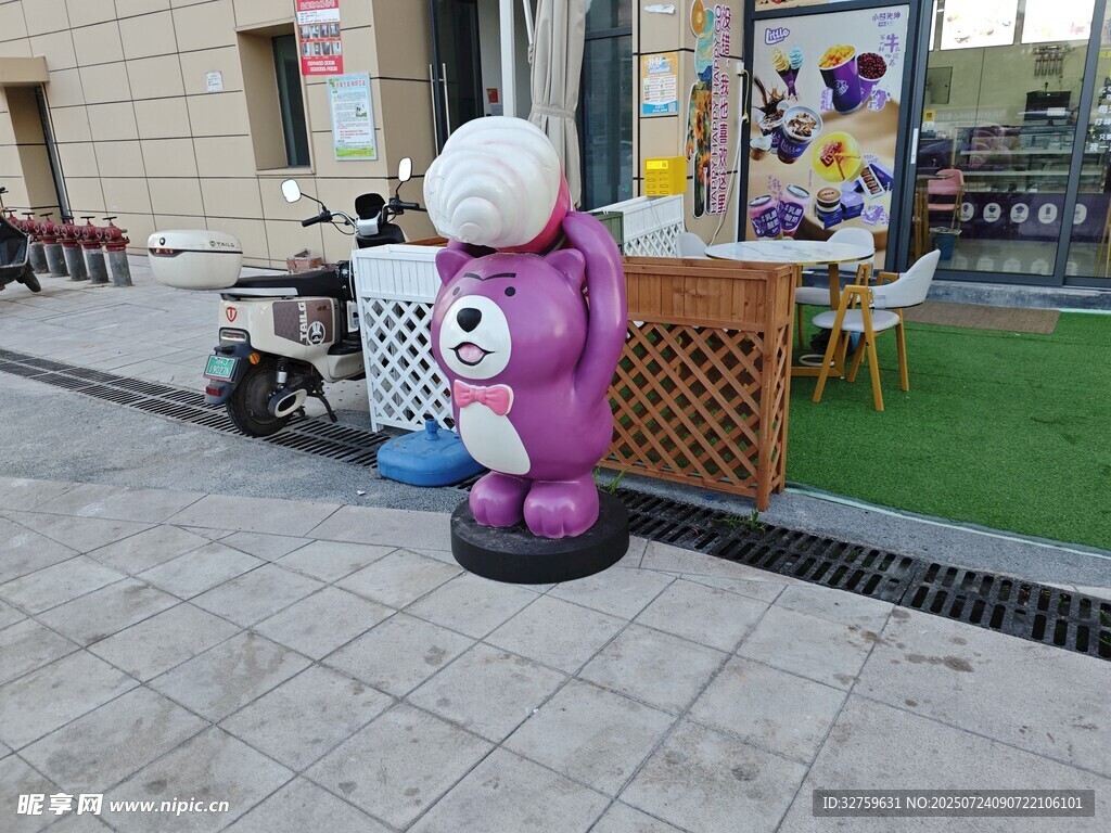 街头可爱卡通造型人偶雕塑