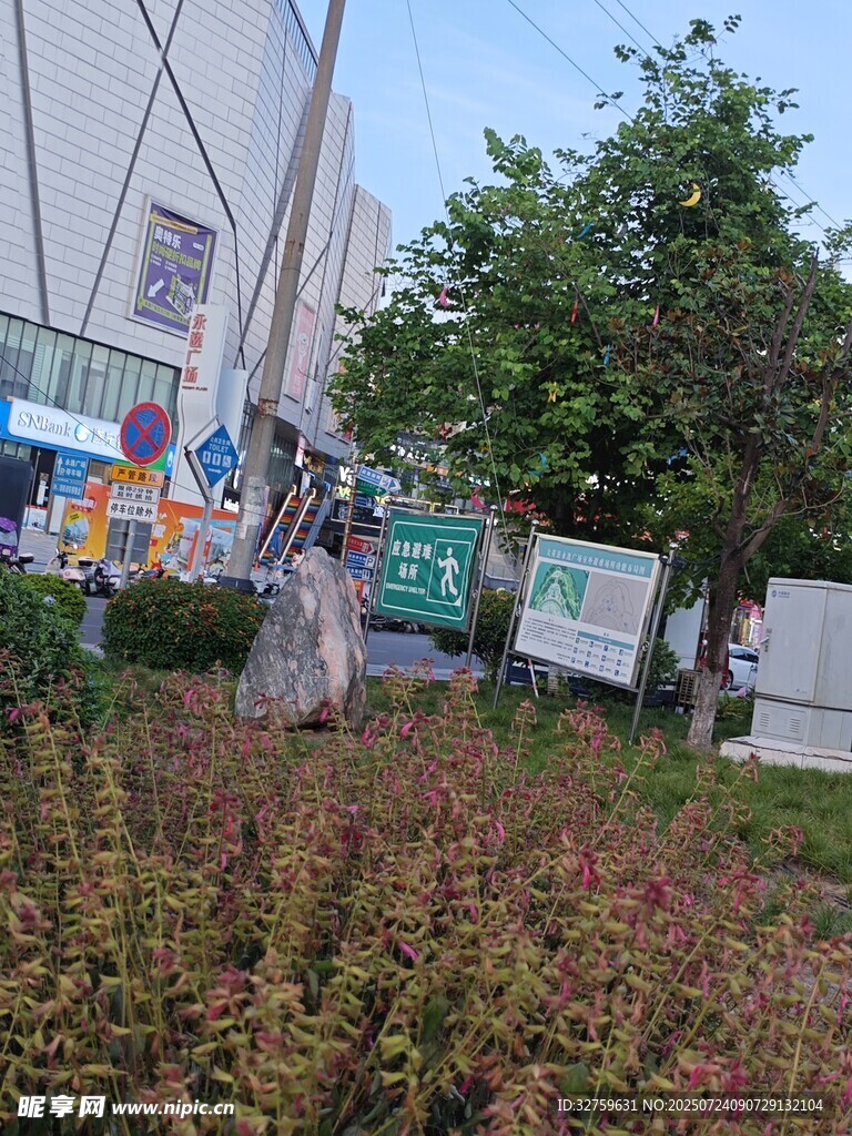 户外艺术雕塑与绿植景观