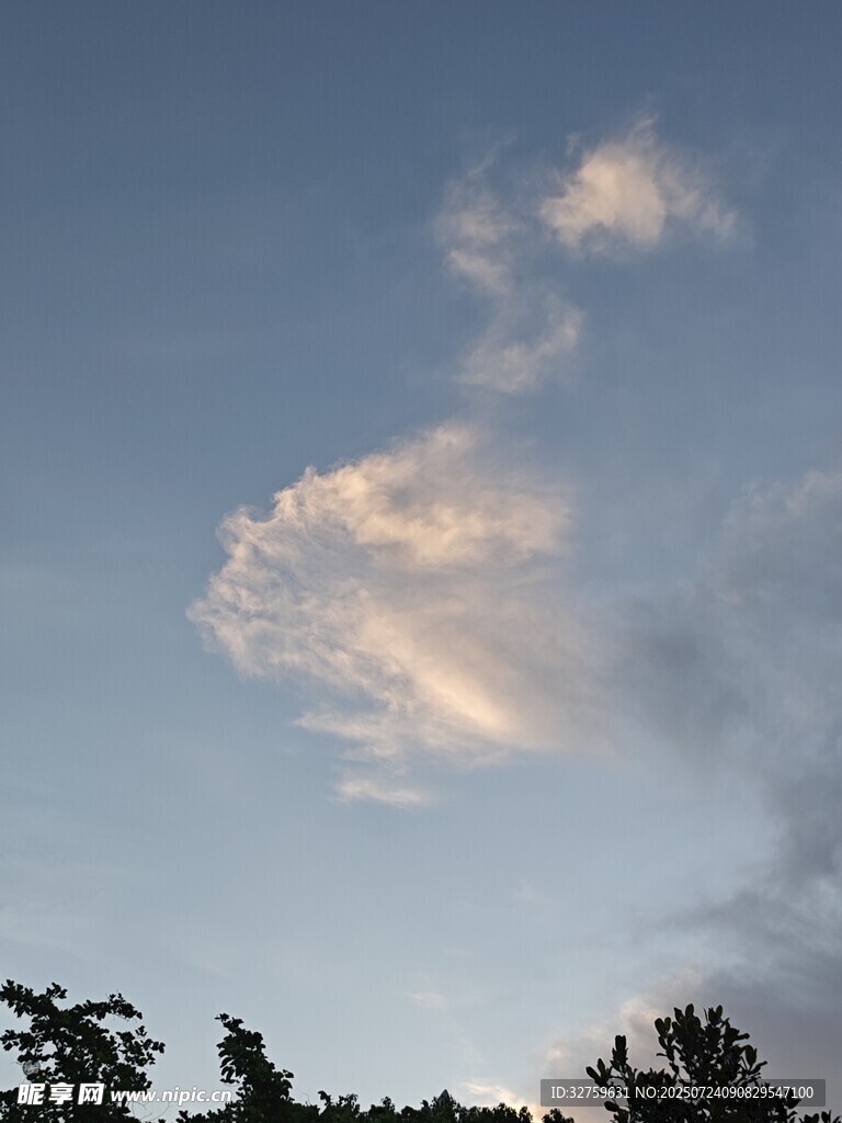 黄昏天空中的梦幻云朵