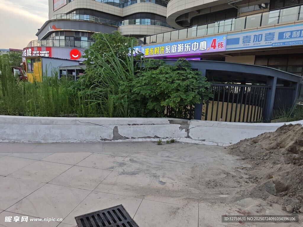 户外施工场地及周边建筑