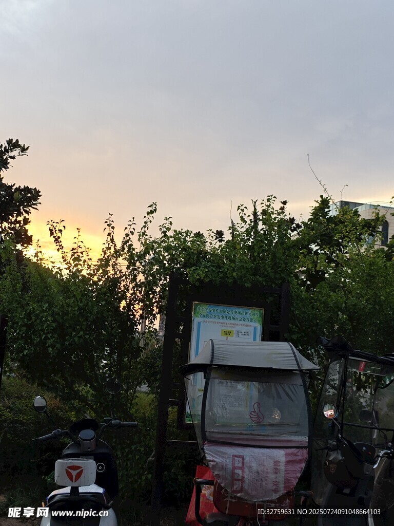 夕阳下的房车与周边景致