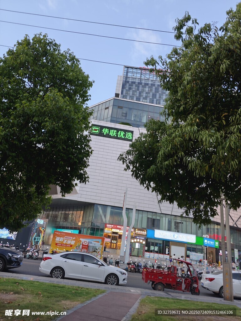 城市街道旁的商业建筑