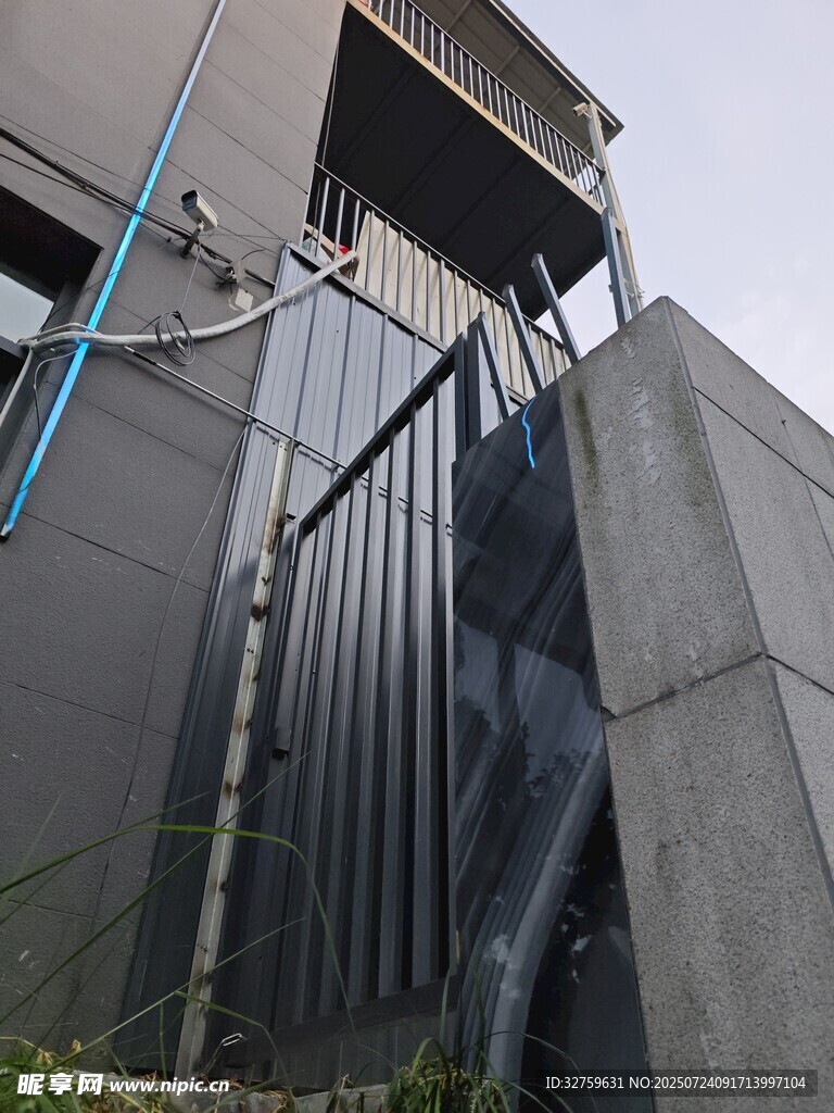 男子攀爬围栏场景