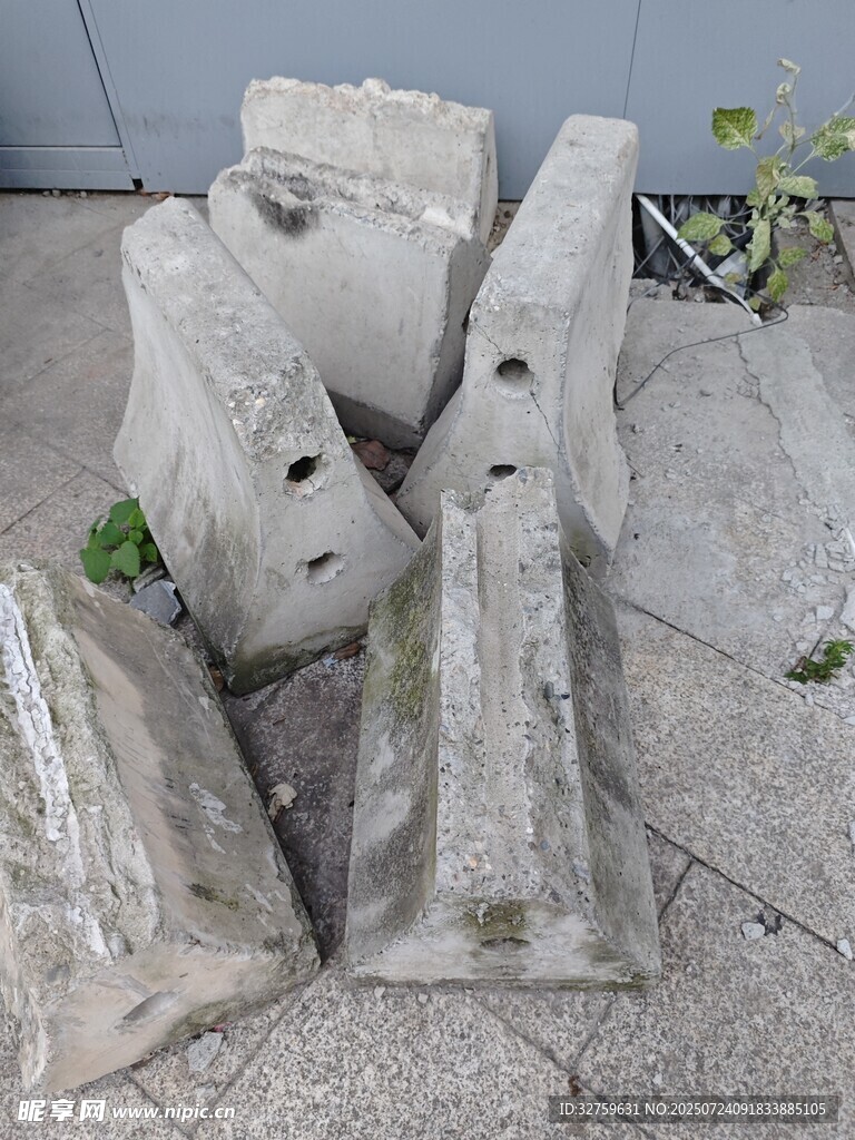 老旧石雕残件