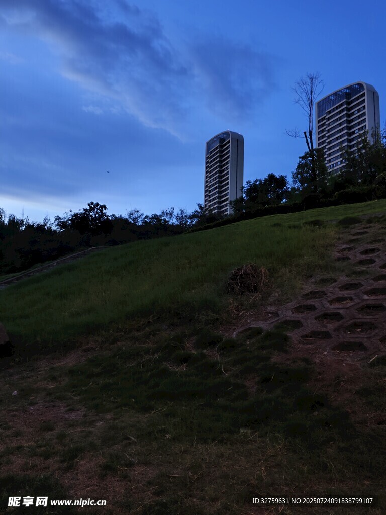 黄昏下的草地与高楼