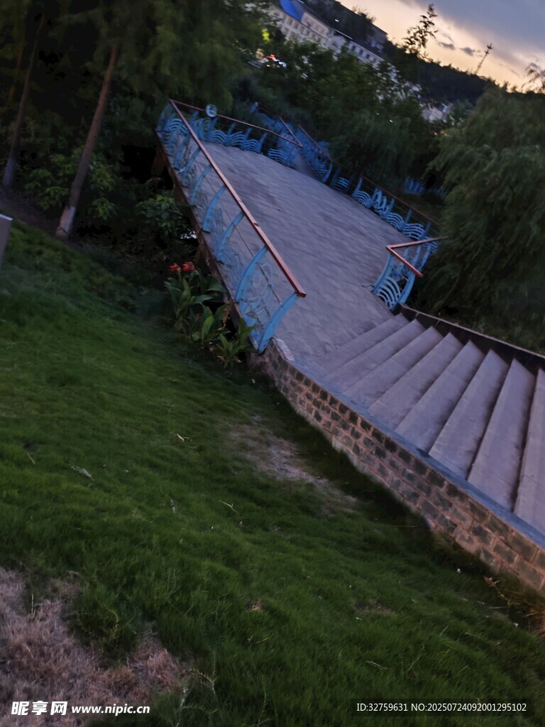 户外蜿蜒木质观景栈道