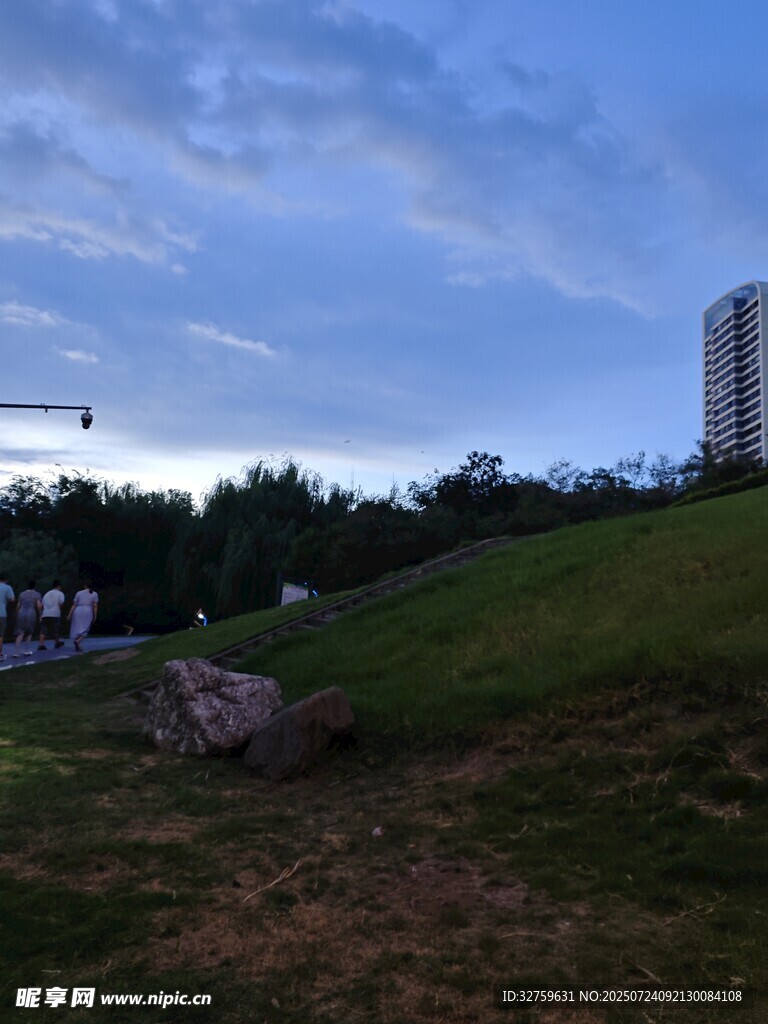 山坡上的建筑与自然景观