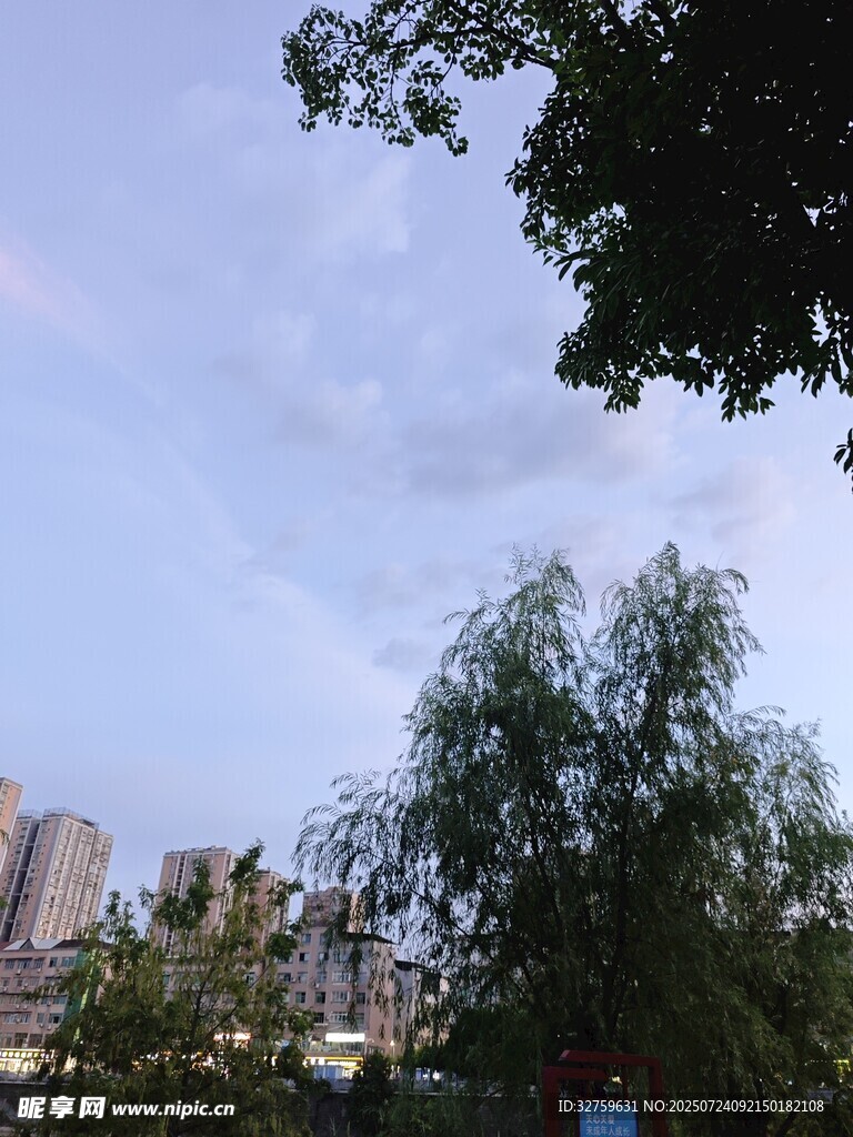 城市绿树蓝天美好景象