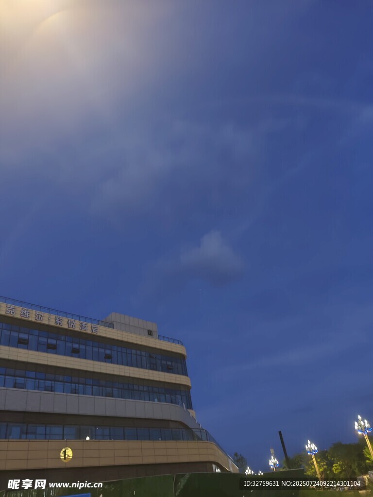 夜幕下的现代建筑
