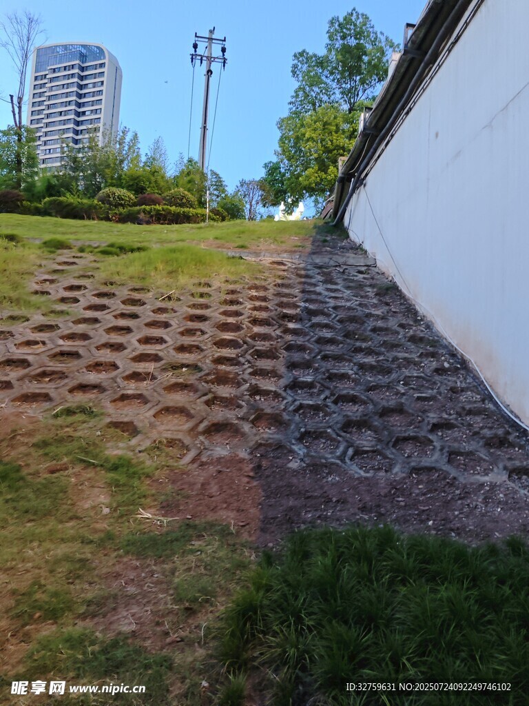 护坡砖铺设的斜坡景观