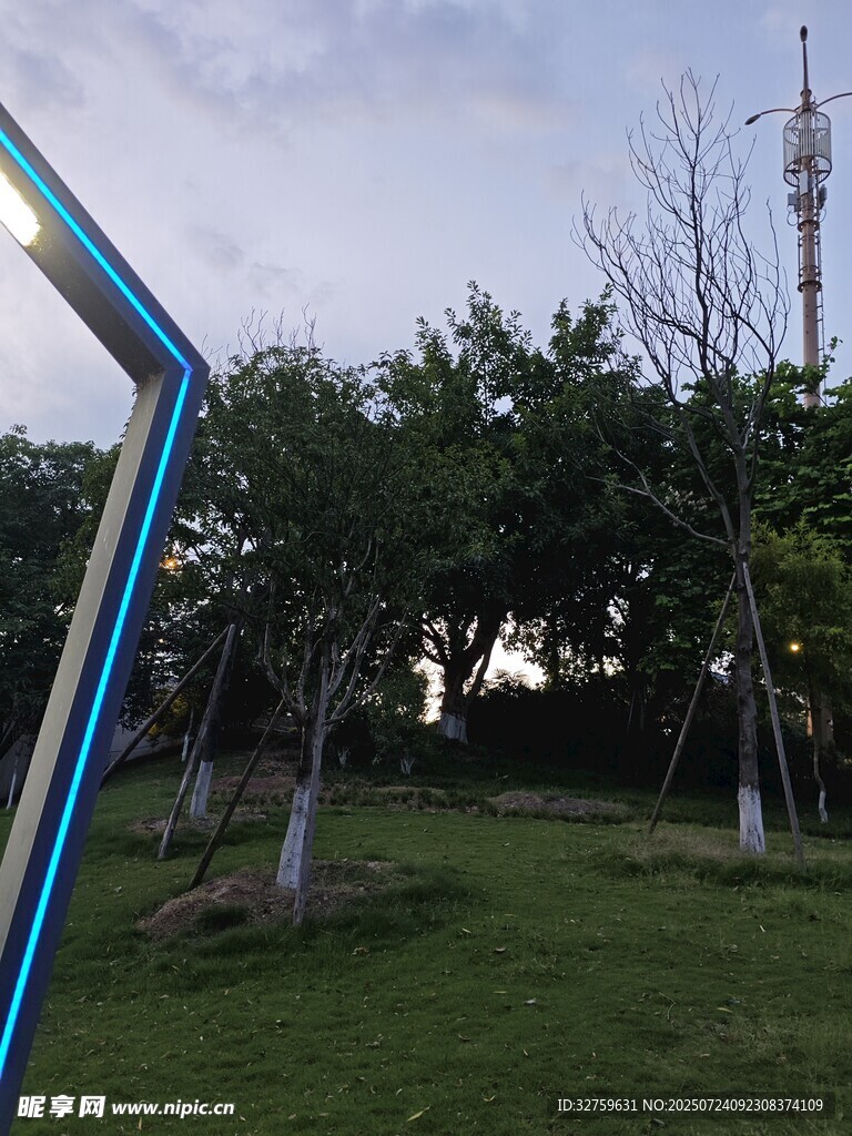 户外通信塔与绿植景观