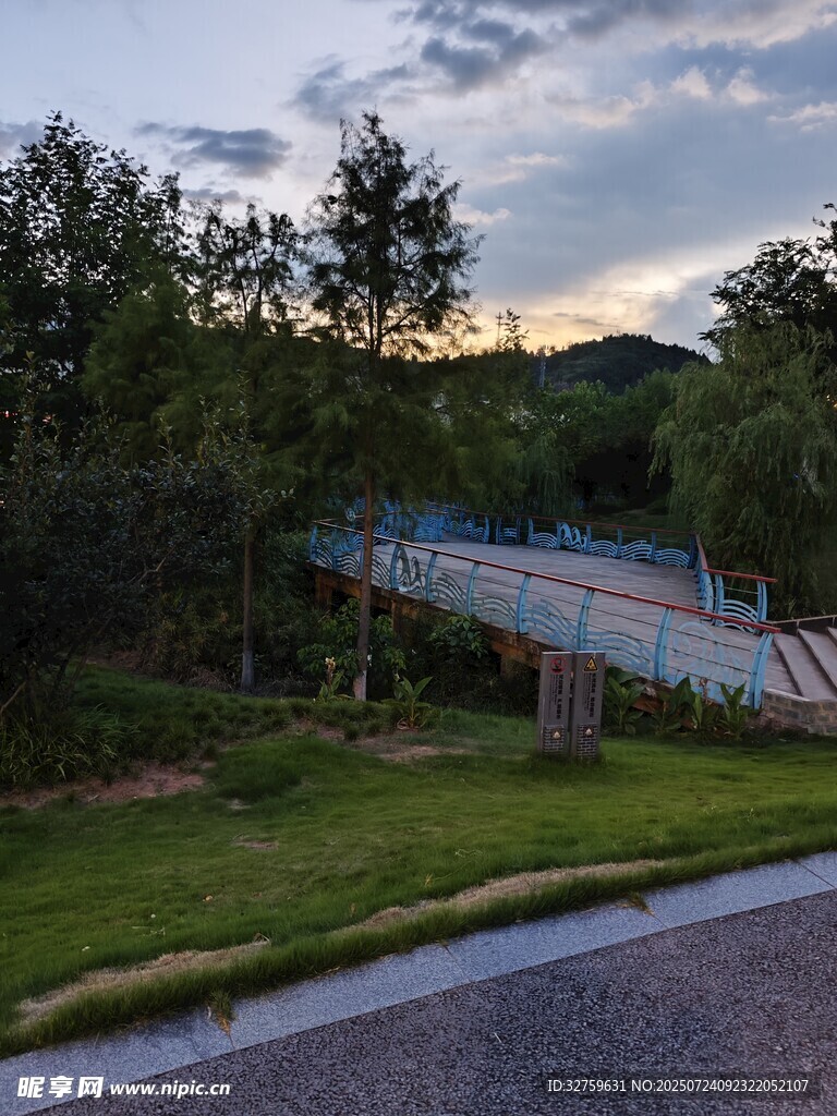 黄昏下的户外观景木质平台