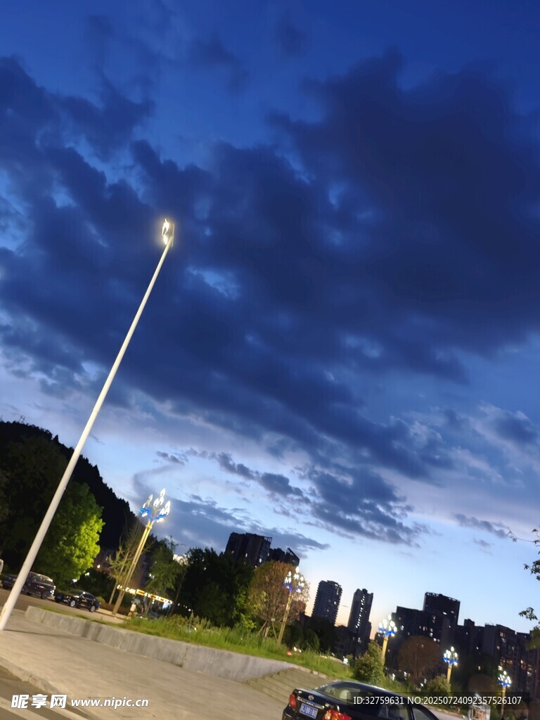 城市傍晚天空与街景