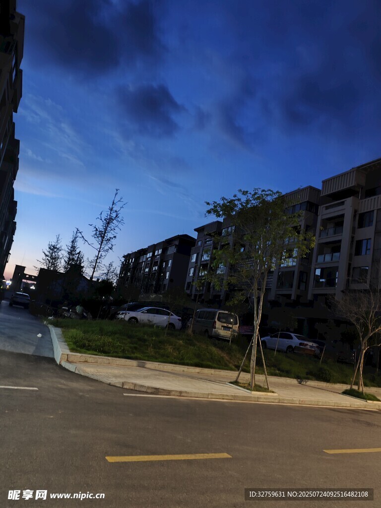 黄昏时的小区街道风景