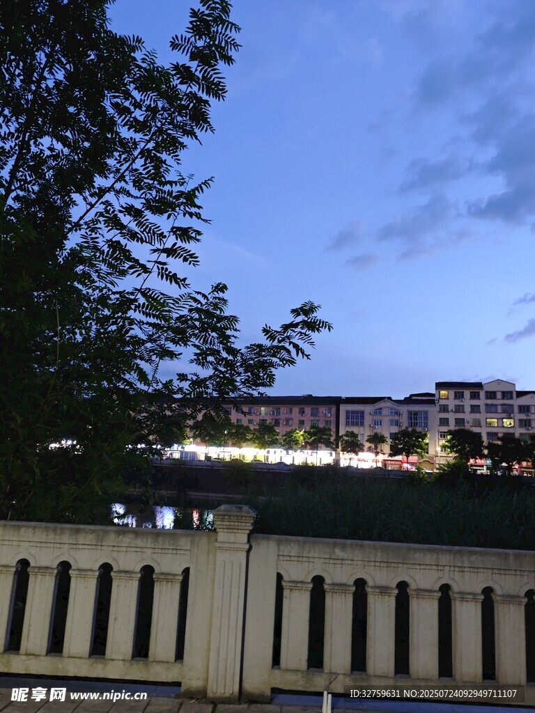 黄昏下的围栏与远处建筑