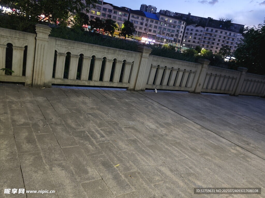 户外空旷水泥平台场景