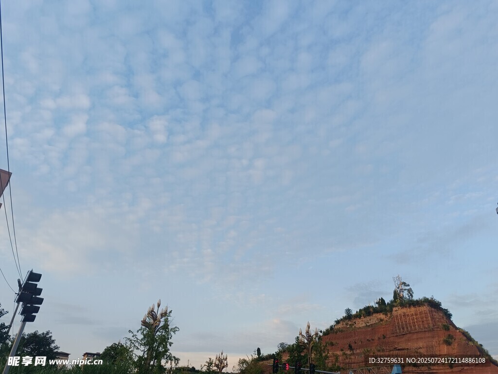 蓝天绿树旁的红顶建筑