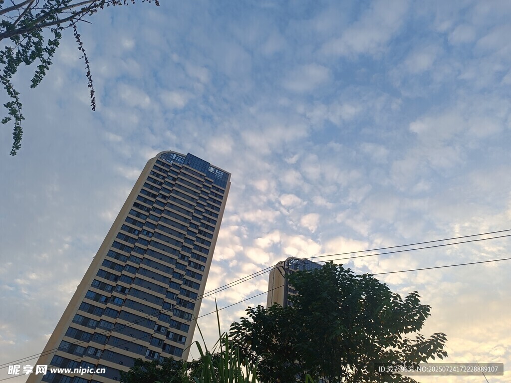 高楼矗立在多云天空下