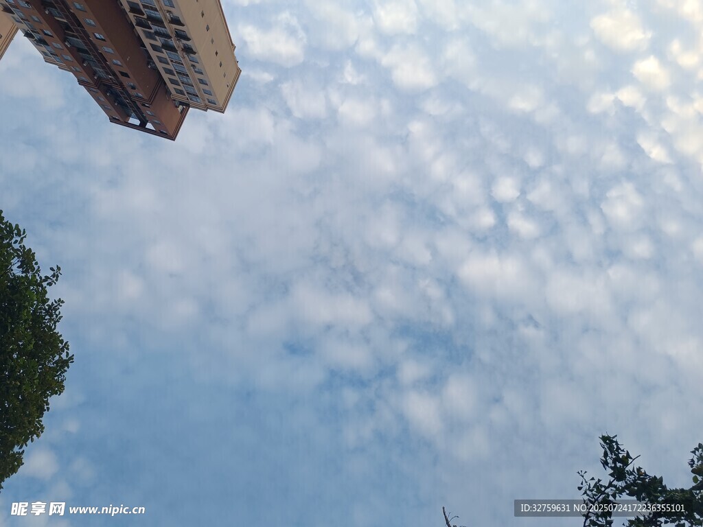 仰视天空中的建筑与云朵
