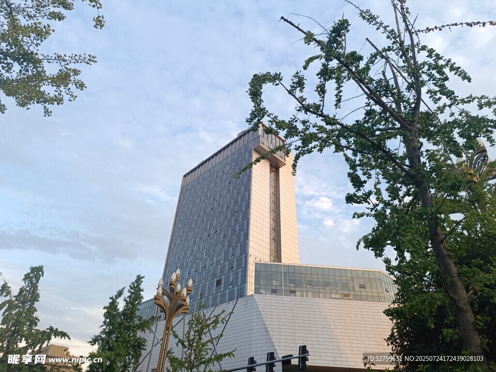 现代建筑与周边绿植景观