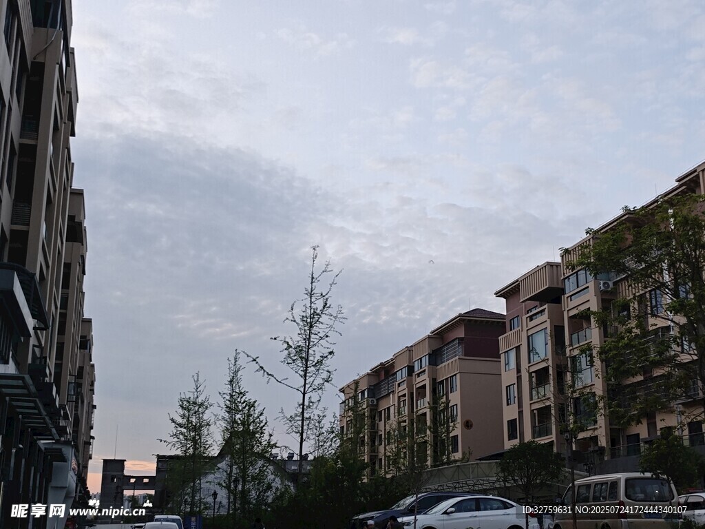 城市街道建筑与停放车辆