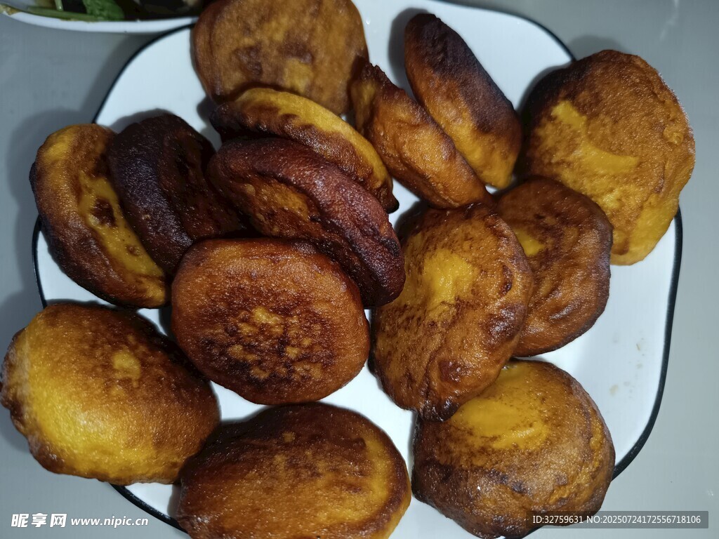 一盘美味油炸糕点