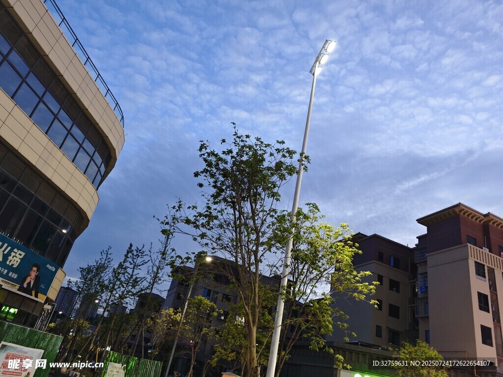 校园旗杆与周边建筑景观