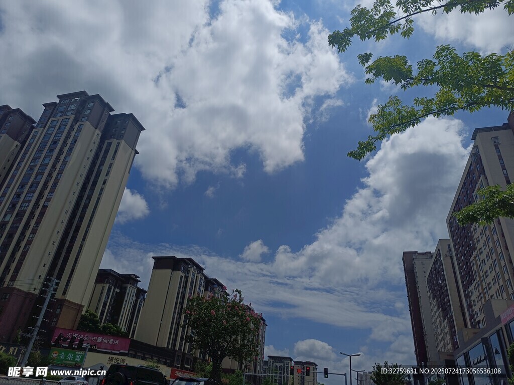 城市楼宇间的蓝天白云