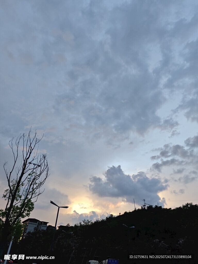 黄昏时分的天空与树木