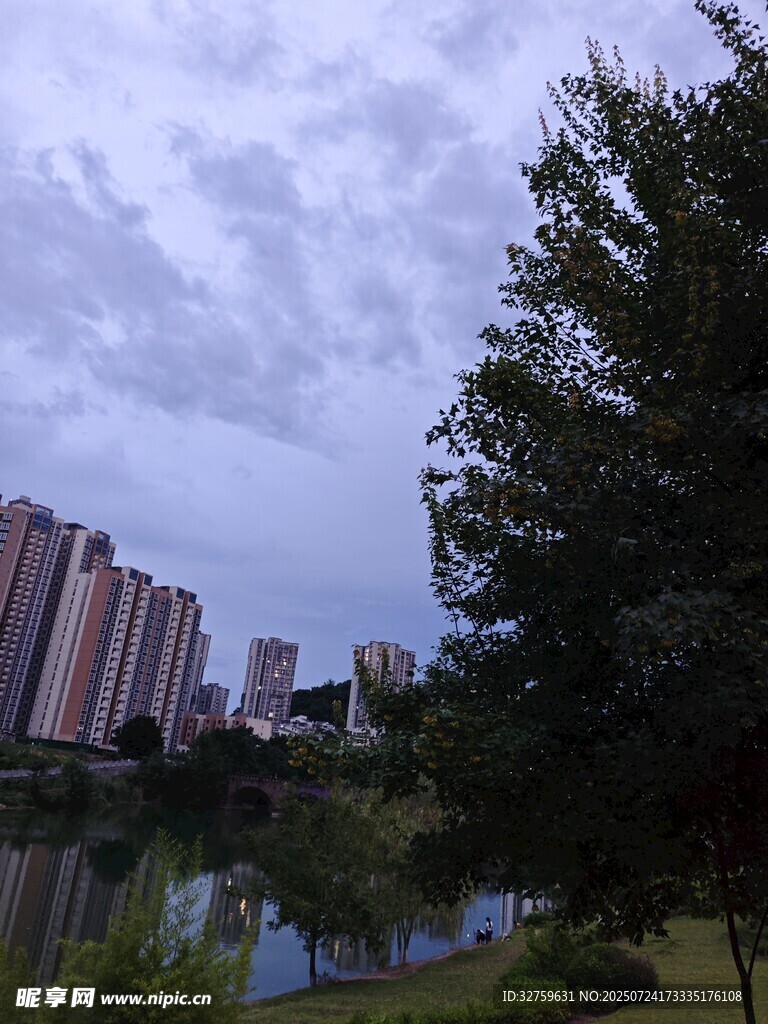 湖畔高楼与绿树景致