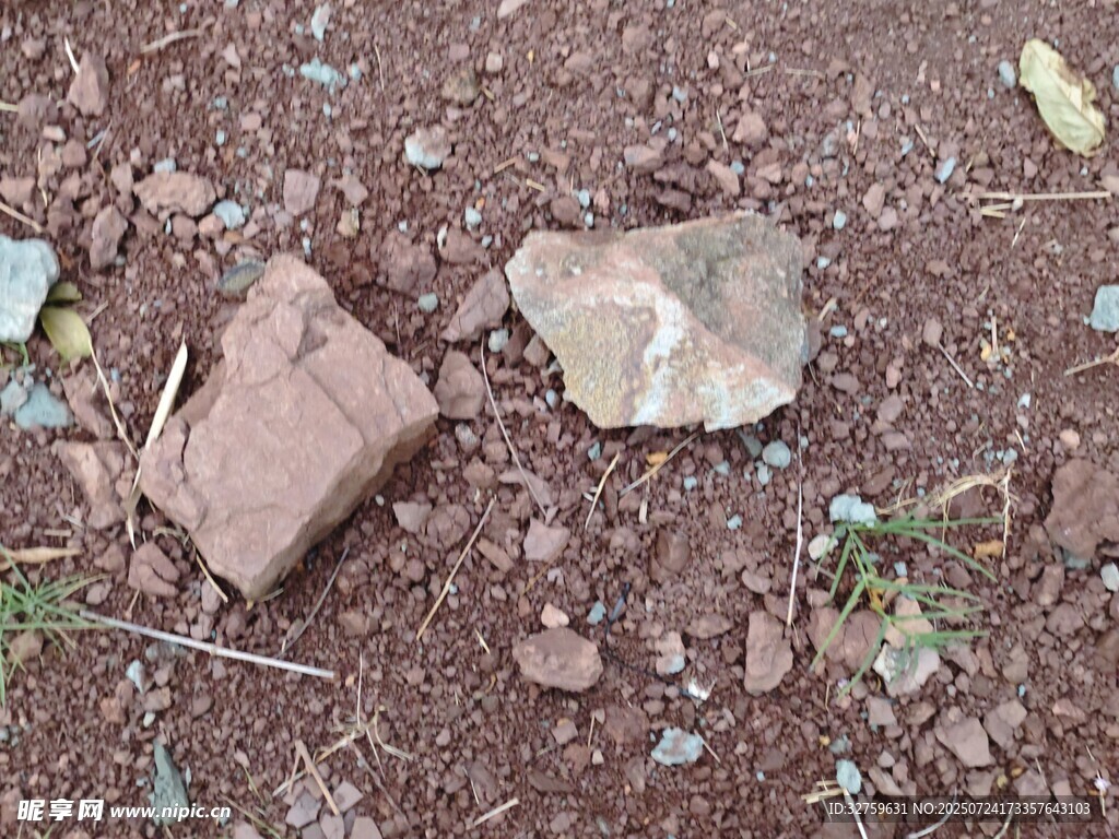 地面上的破碎砖块