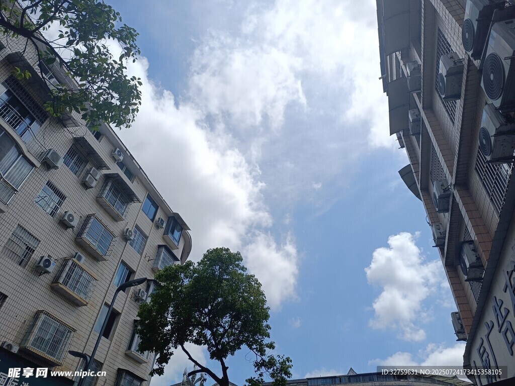 城市楼宇间的蓝天白云