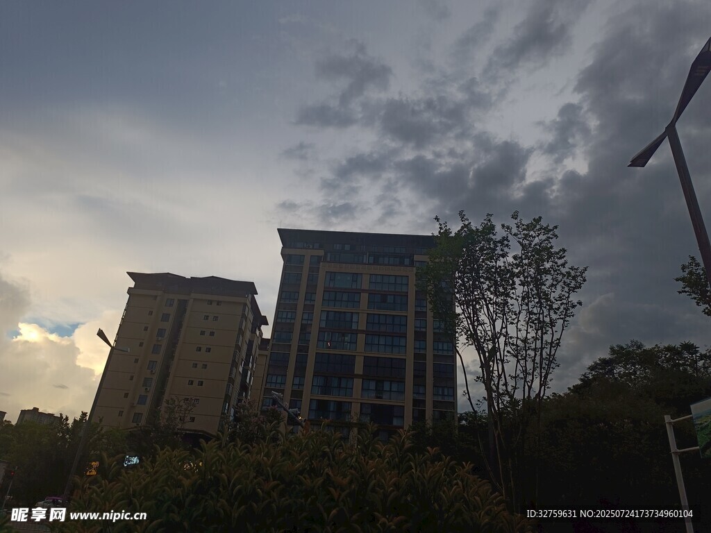 黄昏下的城市建筑景观