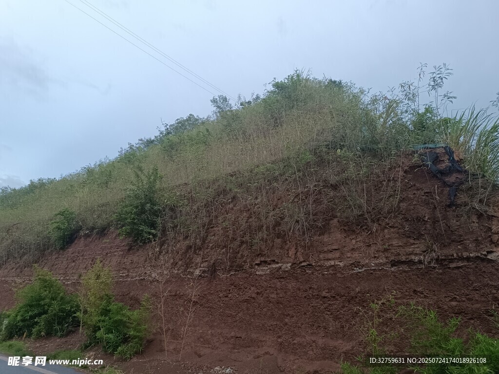 山坡植被与裸露泥土景观