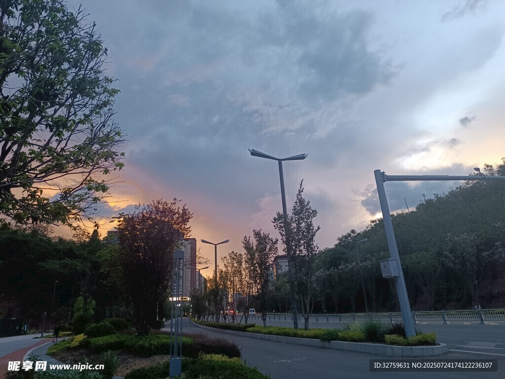 黄昏时分的城市道路风景