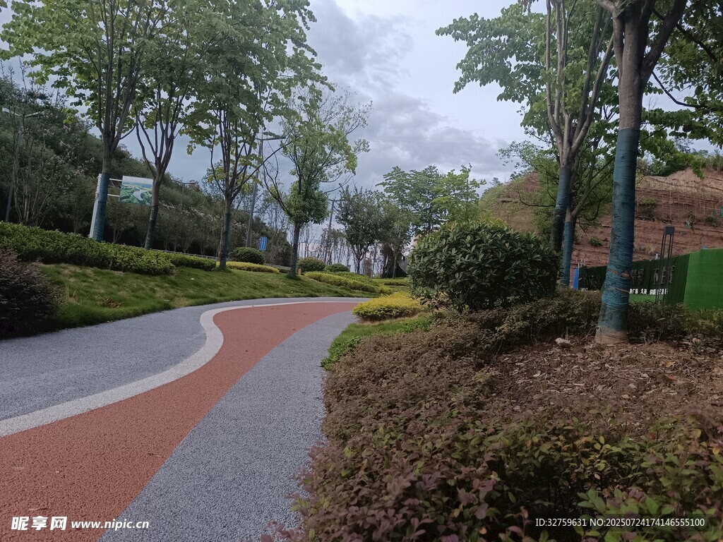 城市中蜿蜒的多彩步道