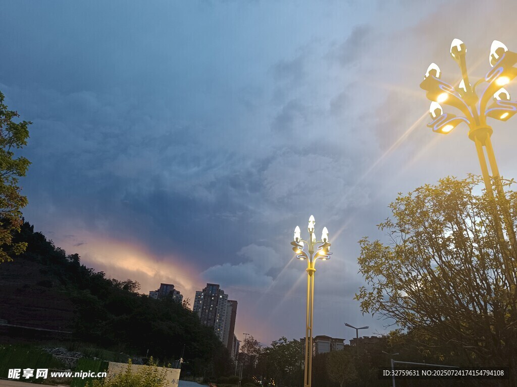 黄昏下的城市景观路灯