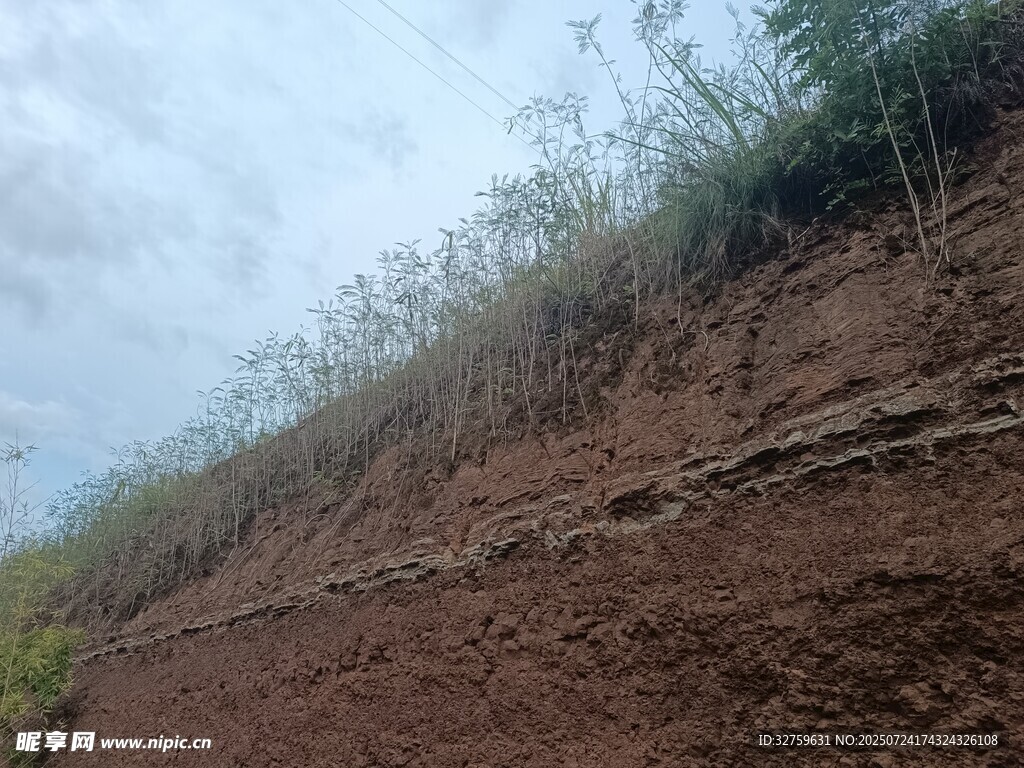 山坡裸露的红褐色泥土