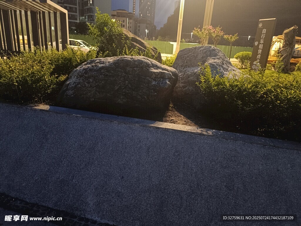 夕阳下的石景与绿植景观